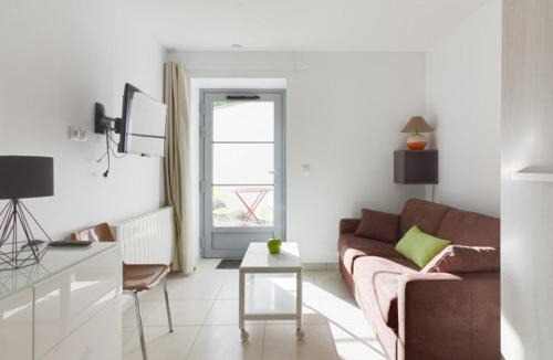 Cauterets Apartment | Studio centre-ville avec terrasse, parking, proche télécabine et commodités - FR-1-401-175