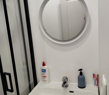 Vernon Apartment | Studio chaleureux sans-visà-vis