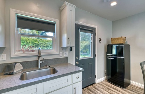 Monrovia House | Studio Charmer In A Safe & Convenient Location