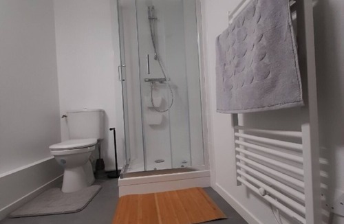 Landivisiau Apartment | Studio Chic et Calme