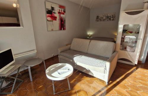 Sainte-Maxime Apartment | Studio climatisé avec parking, proche centre Sainte-Maxime - FR-1-780-60
