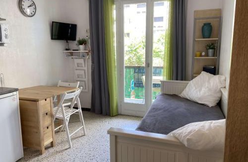 Balaruc-les-Bains Apartment | Studio climatisé avec balcon proche centre et thermes, Balaruc-les-Bains - FR-1-553-21