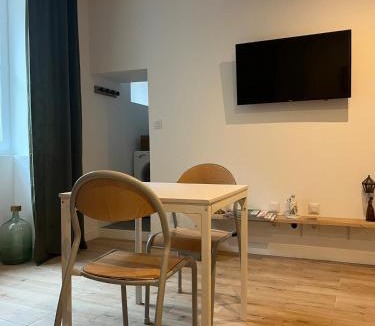 Trevoux Apartment | Studio climatisé