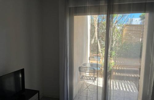 Alco Apartment | Studio climatisé, jardin et parking privatif