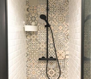 Faubourg Apartment | Studio Climatisé Terrasse Centre Historique Gare 10 min Arènes