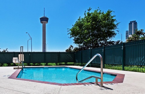 Near East Side Apartment | Studio Close to the Convention Center | Free Breakfast + Outdoor Pool