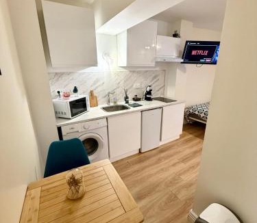Chatellerault Apartment | Studio Coconia RDC - Proche Centre & Gare - WiFi