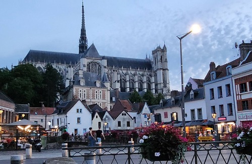 Saint-Leu Apartment | Studio "cocoon", city center, 75 m from the Cathedral