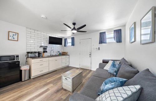 San Jacinto Apartment | Studio condo near downtown and cruise terminal, across from the Seawall
