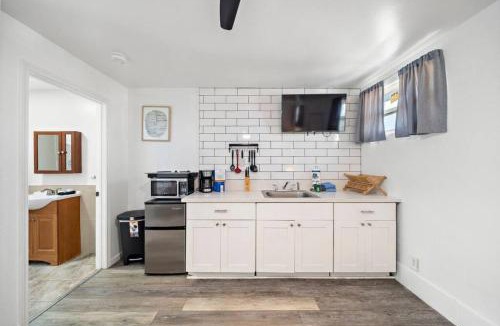 San Jacinto Apartment | Studio condo near downtown and cruise terminal, across from the Seawall