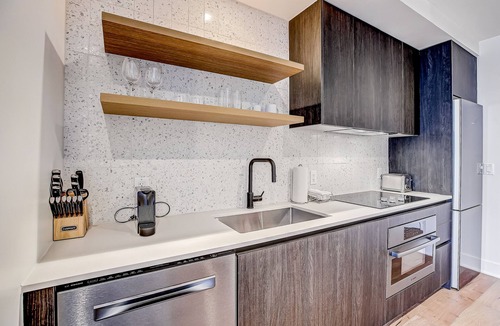 Rainey Street Historic District Apartment | Studio condo with rooftop pool, fast WiFi, central AC & private W/D