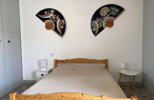 Balaruc-les-Bains Apartment | Studio Confortable avec Balcon et Wifi près du parc Charles de Gaulle à Balaruc-les-Bains - FR-1-553-37