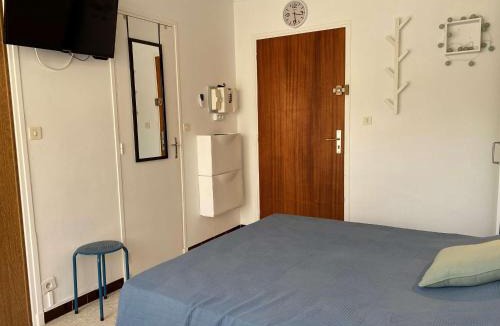Balaruc-les-Bains Apartment | Studio confortable face aux Thermes avec balcon - FR-1-553-26
