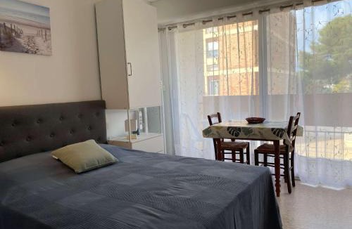 Balaruc-les-Bains Apartment | Studio confortable face aux Thermes avec balcon - FR-1-553-26