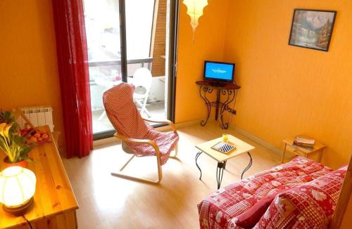 Bagneres-de-Luchon Apartment | Studio confortable pour 2 personnes avec balcon, au centre de Luchon, proche télécabine et thermes - FR-1-313-120