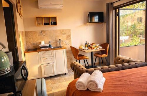 Lagnes Apartment | Studio cosy à Lagnes avec Piscine au milieu des oliviers
