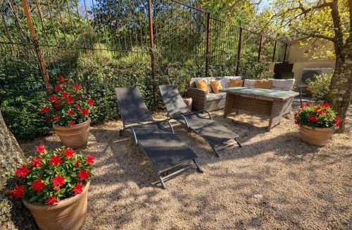 Lagnes Apartment | Studio cosy à Lagnes avec Piscine au milieu des oliviers