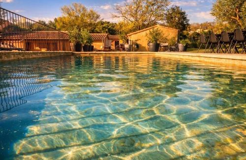 Lagnes Apartment | Studio cosy à Lagnes avec Piscine au milieu des oliviers