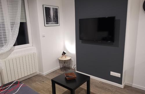 Zola - Pressense Apartment | Studio cosy au pied du METRO FLACHET