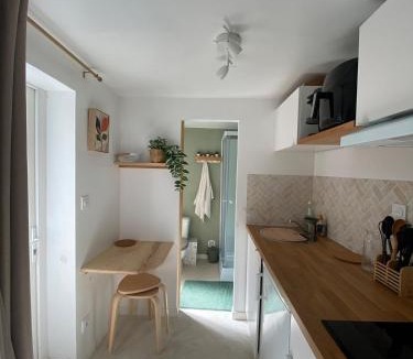 Bourg-Saint-Andeol Apartment | Studio cosy avec cour privative