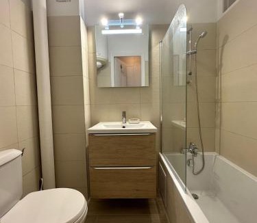 Liberation Apartment | Studio cosy avec balcon - Tramway au pied, proche centre