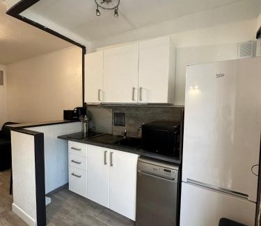 Liberation Apartment | Studio cosy avec balcon - Tramway au pied, proche centre