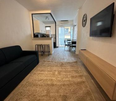 Liberation Apartment | Studio cosy avec balcon - Tramway au pied, proche centre