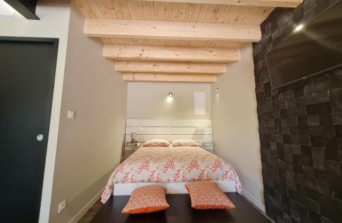Rochetrejoux House | Studio cosy avec mezzanine, cour privative et espace vert à Rochetrejoux - FR-1-426-478