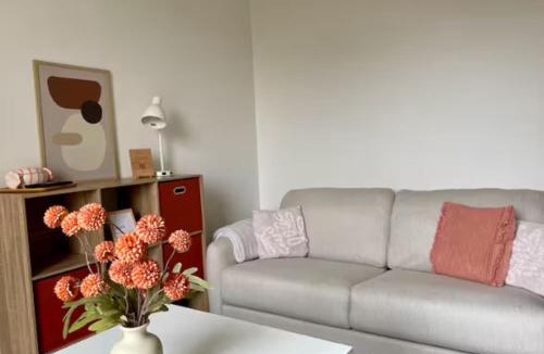 Petit Margny Apartment | Studio Cosy avec Terrasse - Gare a 2min & wifi
