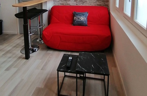 Tonneins Apartment | Studio Cosy Brick Home