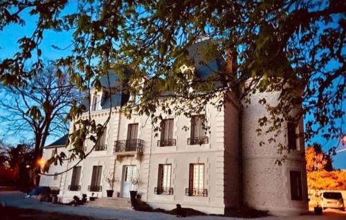 Varennes-Vauzelles Apartment | Studio Cosy dans les granges d un château accès spa