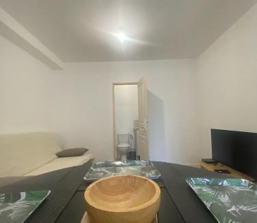 Sainte-Therese-Demi-Lune Apartment | Studio cosy et équipé