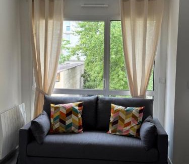 Saint-Bonnet-de-Mure Apartment | Studio Cosy Le Cocon au calme