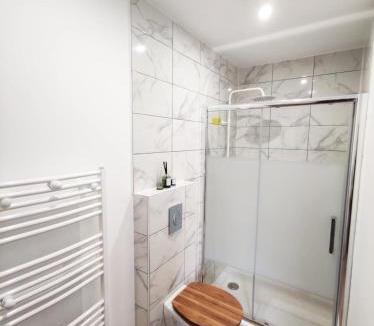 Saint-Denis-de-l'Hotel Apartment | Studio cosy Bienvenue chez Elle