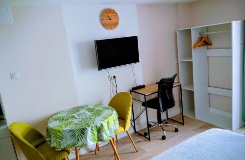 Saint-Assiscle House | Studio cosy, tout équipé, WI-FI proche Clinique Saint-Pierre