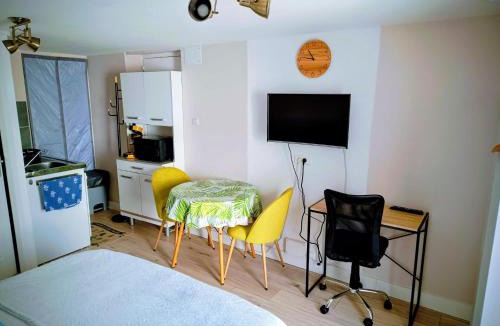 Saint-Assiscle House | Studio cosy, tout équipé, WI-FI proche Clinique Saint-Pierre