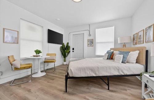 South Pensacola House | Studio Cottage Close to Downtown NAS