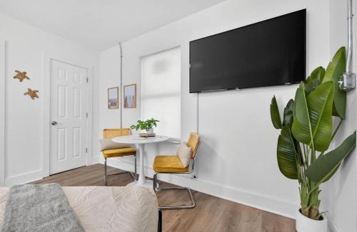 South Pensacola House | Studio Cottage Close to Downtown NAS