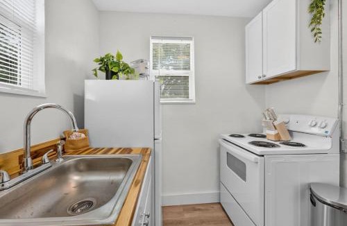 South Pensacola House | Studio Cottage Close to Downtown NAS