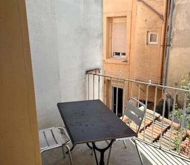 Gares Apartment | Studio CV - Calme, clair avec terrasse