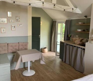 Saint-Jean-des-Mauvrets Apartment | Studio du Grand Beaumont