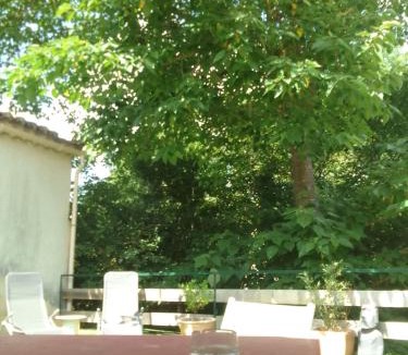 Saint-Paulet-de-Caisson Apartment | studio dans les arbres