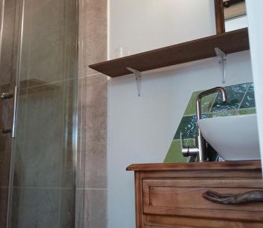 Saint-Paulet-de-Caisson Apartment | studio dans les arbres