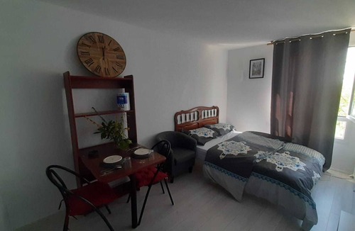 Cergy Apartment | Studio DE 18 m2 Tres Propre Avec LIT Double 140x200cm