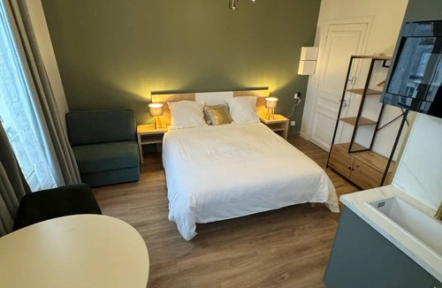 Levallois-Perret Apartment | Studio de Charme Parisien