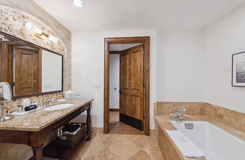 Downtown Resort | Studio/Downtown Aspen/Heated Pool/Fireplace and More!