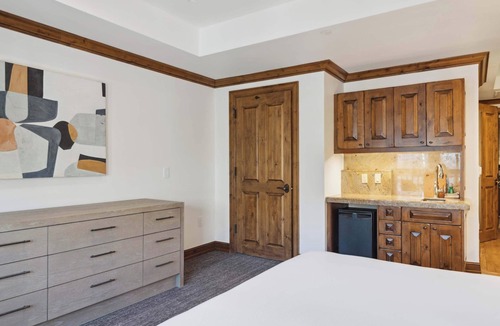 Downtown Resort | Studio/Downtown Aspen/Heated Pool/Fireplace and More!