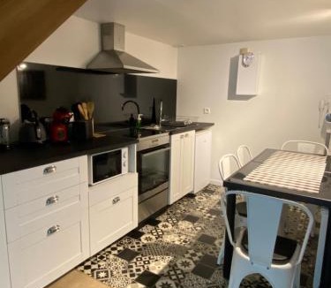 Bonnelles House | Studio duplex avec spa et cour privée