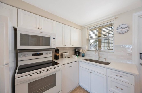 Madeira Beach Condo | Studio Efficiency Ground Floor - Surf Song #116