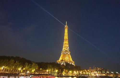 16th Arrondissement Apartment | Studio Eiffel Tower Trocadero